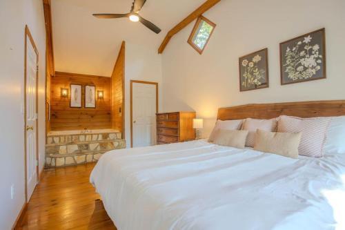 Ένα ή περισσότερα κρεβάτια σε δωμάτιο στο Tanager - Romantic Cabin, Porch, Mountain View
