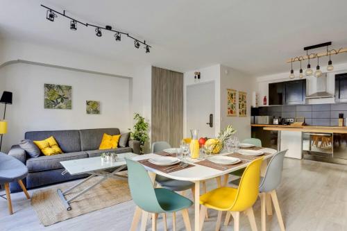 une salle à manger et un salon avec une table et des chaises dans l'établissement 215 Suite Esprit Nature - Superb apartment, à Paris