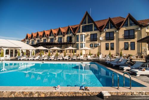 a hotel swimming pool in front of a building at Conacul Archia in Deva