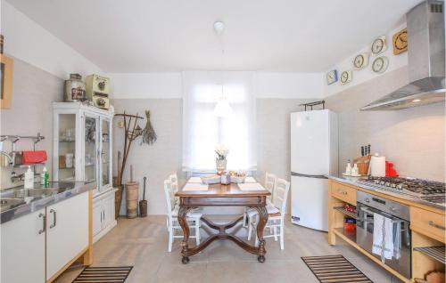 Kuchyň nebo kuchyňský kout v ubytování Stunning Apartment In Rivignano Teor