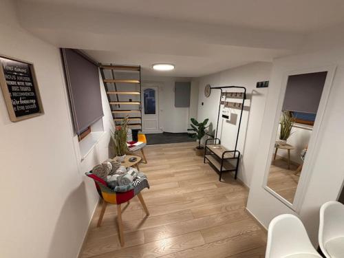 un salon avec un escalier et une chambre avec un salon dans l'établissement Gîte le Clemenceau, à Châtenois