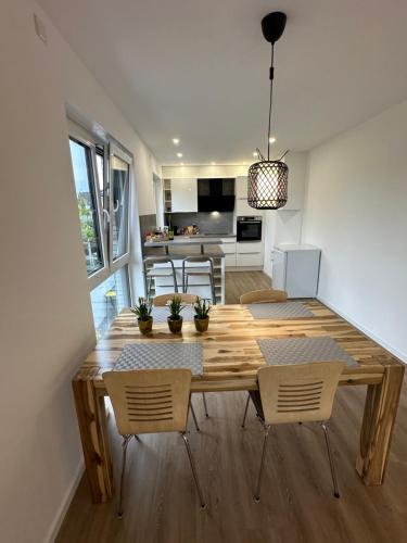 Modernes deluxe Apartment für 4 Pers in Kaarst Nähe Düsseldorfにあるキッチンまたは簡易キッチン