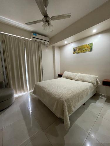 a bedroom with a bed and a ceiling fan at Ultra comfy en Barrio Norte- un dormi con lavarrop in San Miguel de Tucumán