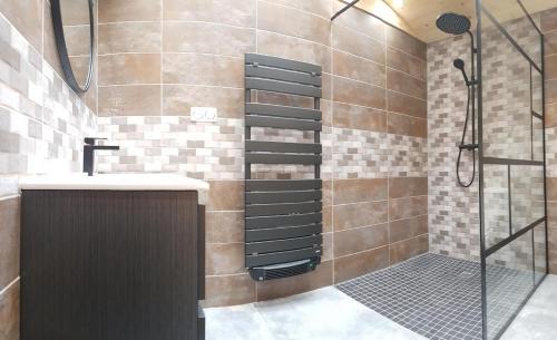une salle de bain avec douche et lavabo dans l'établissement Chalet Maya, Belle vue lac, Sauna, SPA et Wifi, à Gérardmer