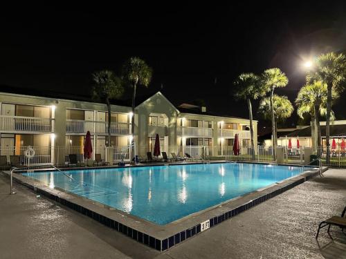 Piscina di Newly Room in cozy hotel with Super location to the Parks o nelle vicinanze