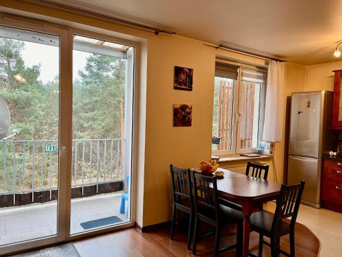 レギオノボにあるLegionowo 3 pokoje gen Boleslawa Roiのキッチン(ダイニングルームテーブル付)、大きな窓が備わります。