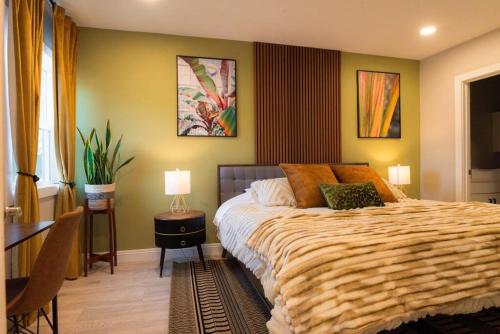 um quarto com uma cama grande, uma secretária e uma mesa em SDSU and Downtown Less Than 10 Min, Game Room, and Fire Pit em La Mesa