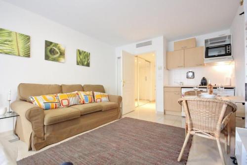 un salon avec un canapé et une cuisine dans l'établissement Le Palais de Med Studio Promenade des Anglais, à Nice