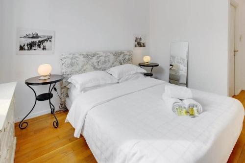 - une chambre avec un grand lit blanc et deux tables de chevet dans l'établissement Rue Fodere location Port area, à Nice