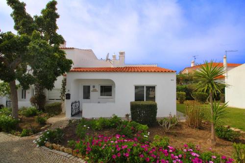 Casa Scarlett Walk to beach Communal Pool