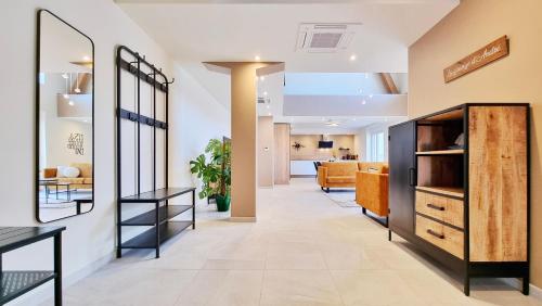 une pièce avec un couloir avec des meubles et un salon dans l'établissement La grange d'Andre - Spa - 8 personnes - Proche Europa Park, à Elsenheim