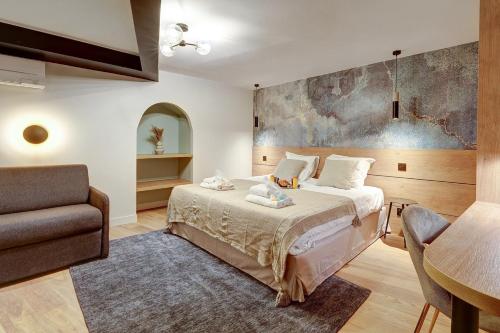 une chambre avec un lit, une chaise et une table dans l'établissement 399 Suite Loft XV - Superbe Appartement à Paris, à Paris