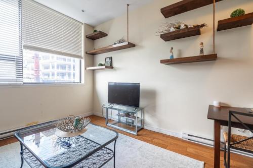 Μια τηλεόραση ή/και κέντρο ψυχαγωγίας στο Bright & Charming Loft with AC, Unit 3