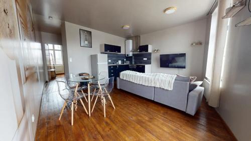 un salon avec un canapé et une table dans l'établissement Le Nid Cosy, à Saint-Omer