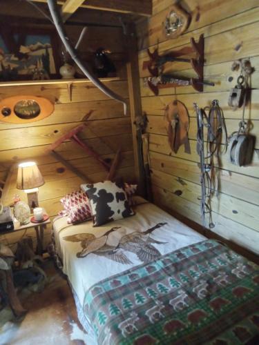 En eller flere senge i et værelse på Sky acres aka the tin cottage