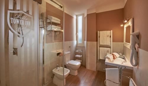 Ett badrum på Villa Tower Inn