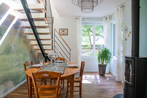 une salle à manger avec une table et des chaises en bois dans l'établissement Le Haras du Parc - T3 Unique & Bucolic, à Avrillé