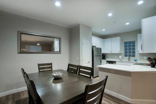 Η κουζίνα ή μικρή κουζίνα στο Modern 3-BR Condo near Kierland Commons
