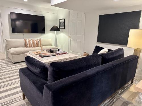 Ein Sitzbereich in der Unterkunft Quiet Luxury in the Heart of the Hamptons