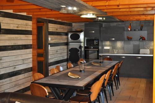 une salle à manger avec une longue table et des chaises dans l'établissement Chalet Modus, Belle vue lac, Sauna, Wifi, à Gérardmer