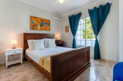 Foto Cozy 3 BDR House Duplex With Patio by LovelyStay 5