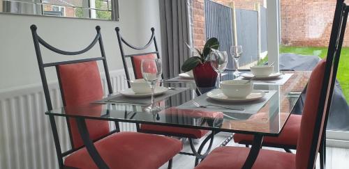 Χώρος καθιστικού στο 3 bedroom guest House in Brierley hill Contractors & Families Welcome DY5