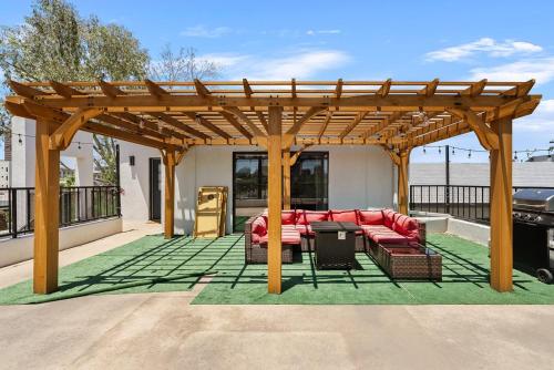 Μπαλκόνι ή βεράντα στο Penthouse Free Parking Pool Table Private Balcony