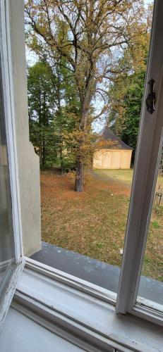 an open window with a view of a yard at Schlosshotel Hohenbocka in Hohenbocka