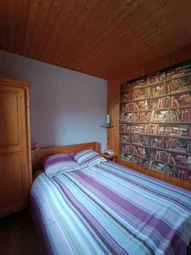 un lit dans une chambre avec un tableau sur le mur dans l'établissement Appartement avec 1 chambre, à Bernex