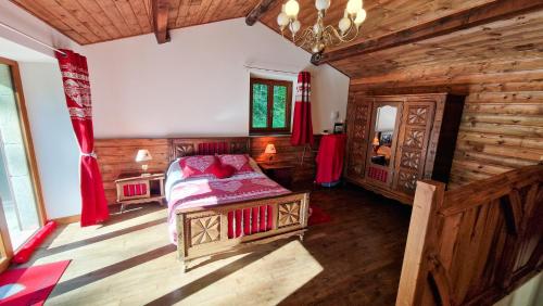 une chambre avec un lit dans une pièce en bois dans l'établissement Authentique moulin tout inclus-Moulin de Lavaugarde, à Thauron