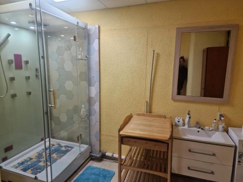 Ένα μπάνιο στο Lovely 1-room rental unit in Liepaja