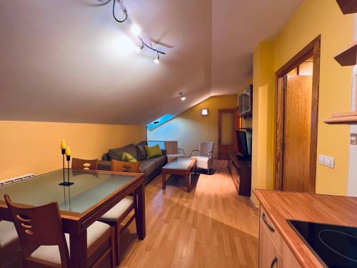 a living room with a table and a couch at Apartamento Espata VII in Villanúa