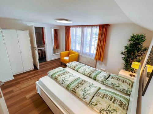 a living room with a couch and a chair at Cozy Apartment - Stunning Views in Brienz