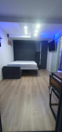 Cette chambre dispose d'un grand lit et de parquet. dans l'établissement CozyCube Paris, à Vitry-sur-Seine