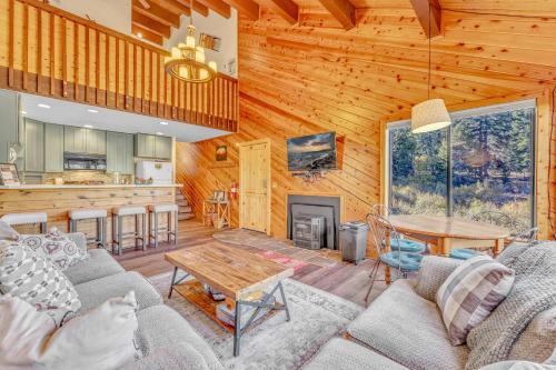 Χώρος καθιστικού στο Beautiful 3BR Ski-in,Ski-out Donner Condo