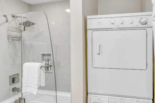 Ένα μπάνιο στο Beautiful 3BR Ski-in,Ski-out Donner Condo