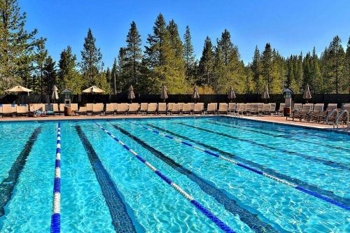 Πισίνα στο ή κοντά στο Beautiful 3BR Ski-in,Ski-out Donner Condo