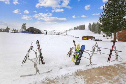 Το Beautiful 3BR Ski-in,Ski-out Donner Condo τον χειμώνα
