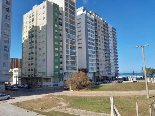 a large apartment building in front of the ocean at EMBE DEPARTAMENTO Necochea in Necochea