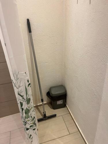 a small corner of a room with a trash can at Billund mini hostel room 10 - Tæt på LEGOLAND og LEGO House in Billund