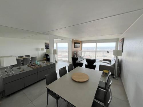 une salle à manger et un salon avec une table et des chaises dans l'établissement Le Touquet Paris-Plage face mer, prox rue St Jean, à Le Touquet-Paris-Plage