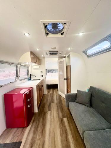 オーダービルにあるAirstream Dreamのリビングルーム(ソファ付)、キッチン