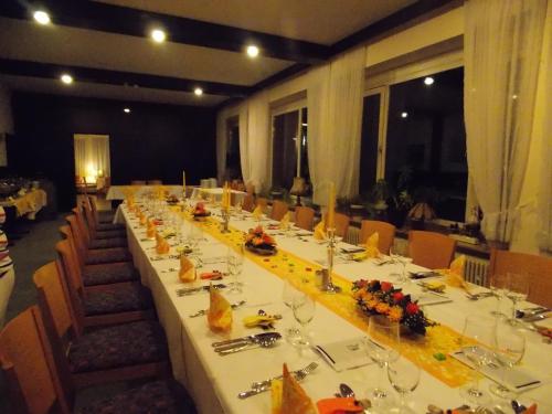 a long long table in a large banquet hall at Hotel Krone in Bad Münster am Stein-Ebernburg