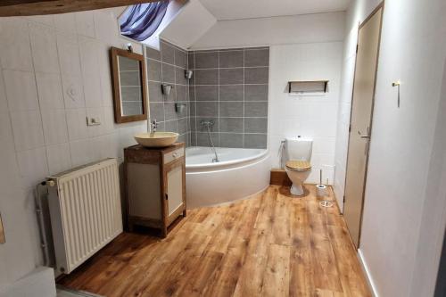 une salle de bain avec une baignoire, un lavabo et des toilettes dans l'établissement Maison Montoise, à Mont-Saint-Sulpice
