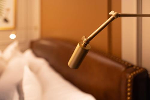 a close up of a bed with ainylinylinylinylinylinylinylinyl at Sinclair Suites - Stylish Retro Boutique Hotel in West Dundee