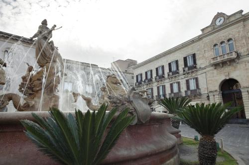 a water fountain in front of a building at B&B Five Rooms in Siracusa