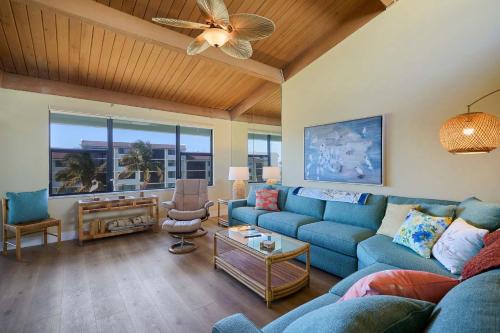 Χώρος καθιστικού στο Loggerhead 523 - Beachfront Residence at Loggerhead Cay with Vaulted Ceilings