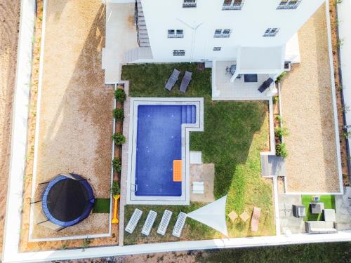 塔格梅斯Spacious 2-Floor Apt in Lavandolive Residence的享有后院的上方景色,设有游泳池