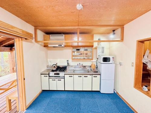 長野市にあるForestalk Houseのシンクと冷蔵庫付きのキッチン