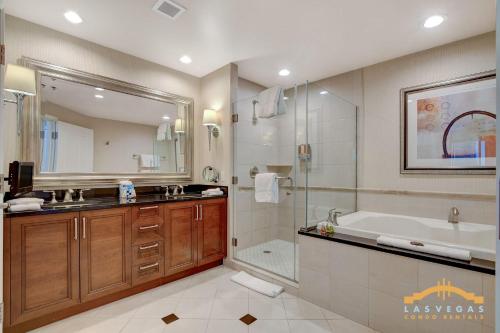 Køkken eller tekøkken på MGM Signature-17-803 F1 Track & Strip View Studio